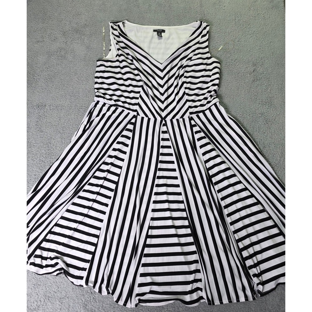 Alfani Woman 18W Dress Black White Striped V-Neck Sleeveless Fit Flare 5788